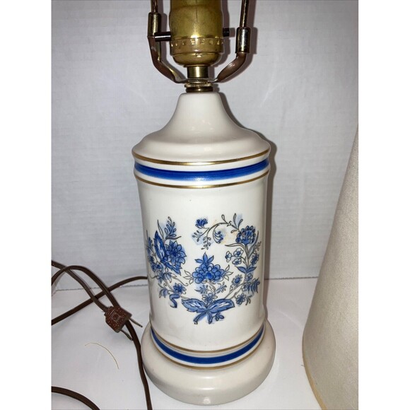 Vintage 1970's Blue Floral Lamp complete with shade excellent Country Cabin - Picture 4 of 8